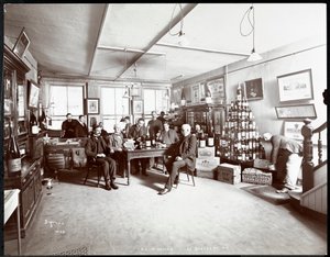 Grupo de hombres bebiendo vino en G.L. Nicholas, comerciantes de vino y licor, 43 Beaver Street, Nueva York (1895)